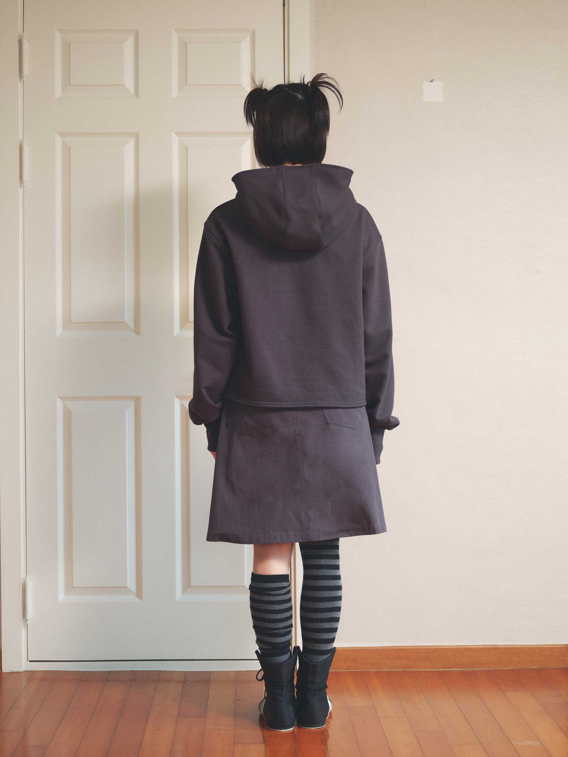 Hugging Button-up hoodie (charcoal)
